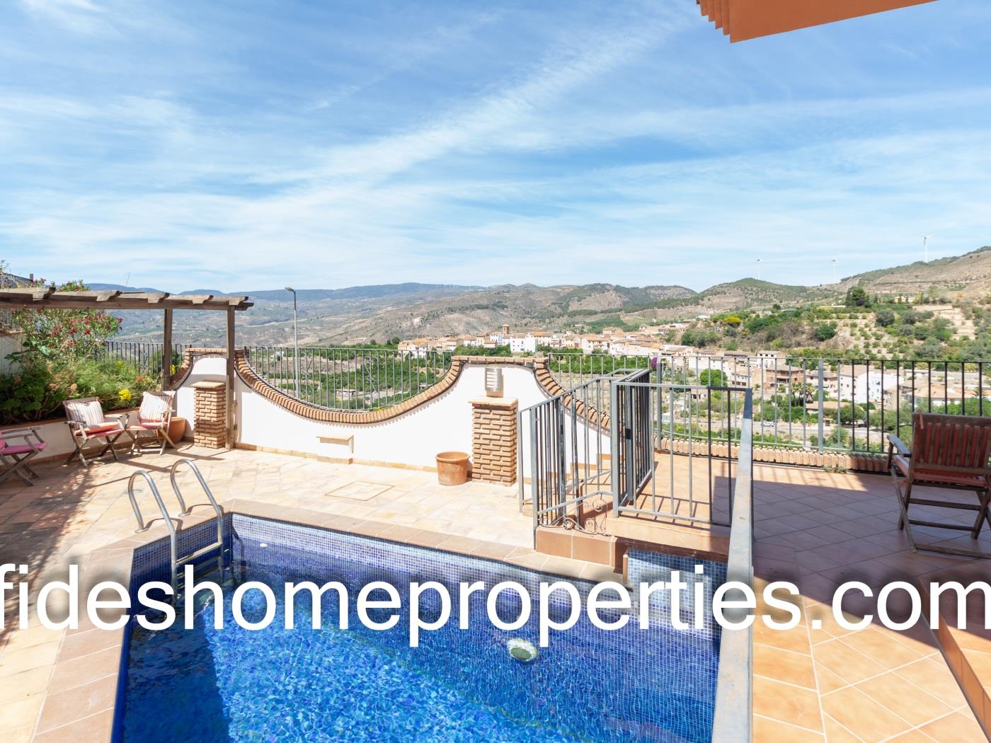 Chalet independiente con terraza, jardín, piscina y magníficas vistas en Lecrín. en Talará