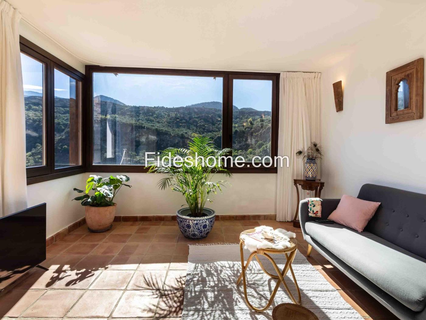 Casa con encanto, terraza y magnificas vistas en Albuñuelas. en Albuñuelas