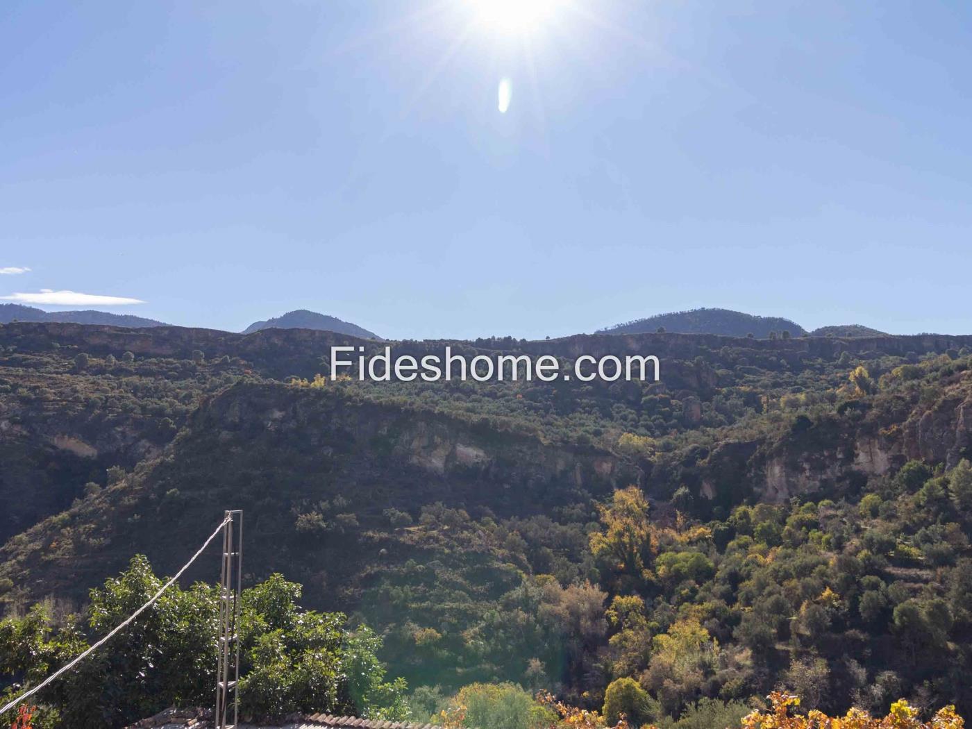 Casa con encanto, terraza y magnificas vistas en Albuñuelas. en Albuñuelas