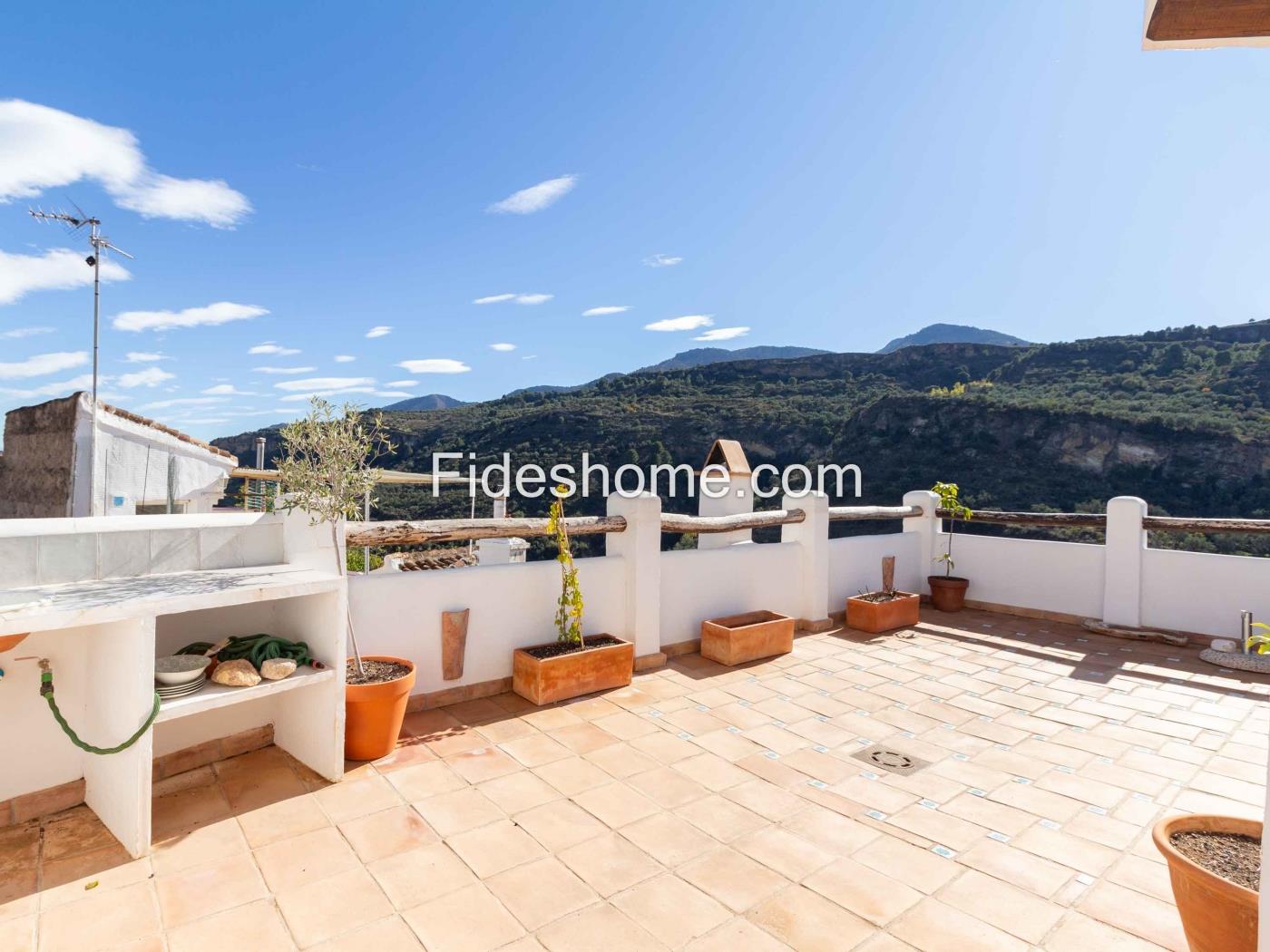 Casa con encanto, terraza y magnificas vistas en Albuñuelas. en Albuñuelas