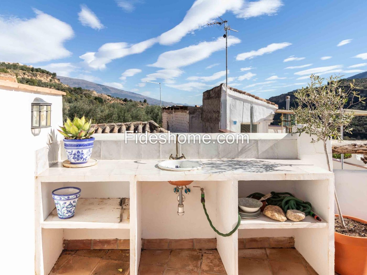 Casa con encanto, terraza y magnificas vistas en Albuñuelas. en Albuñuelas