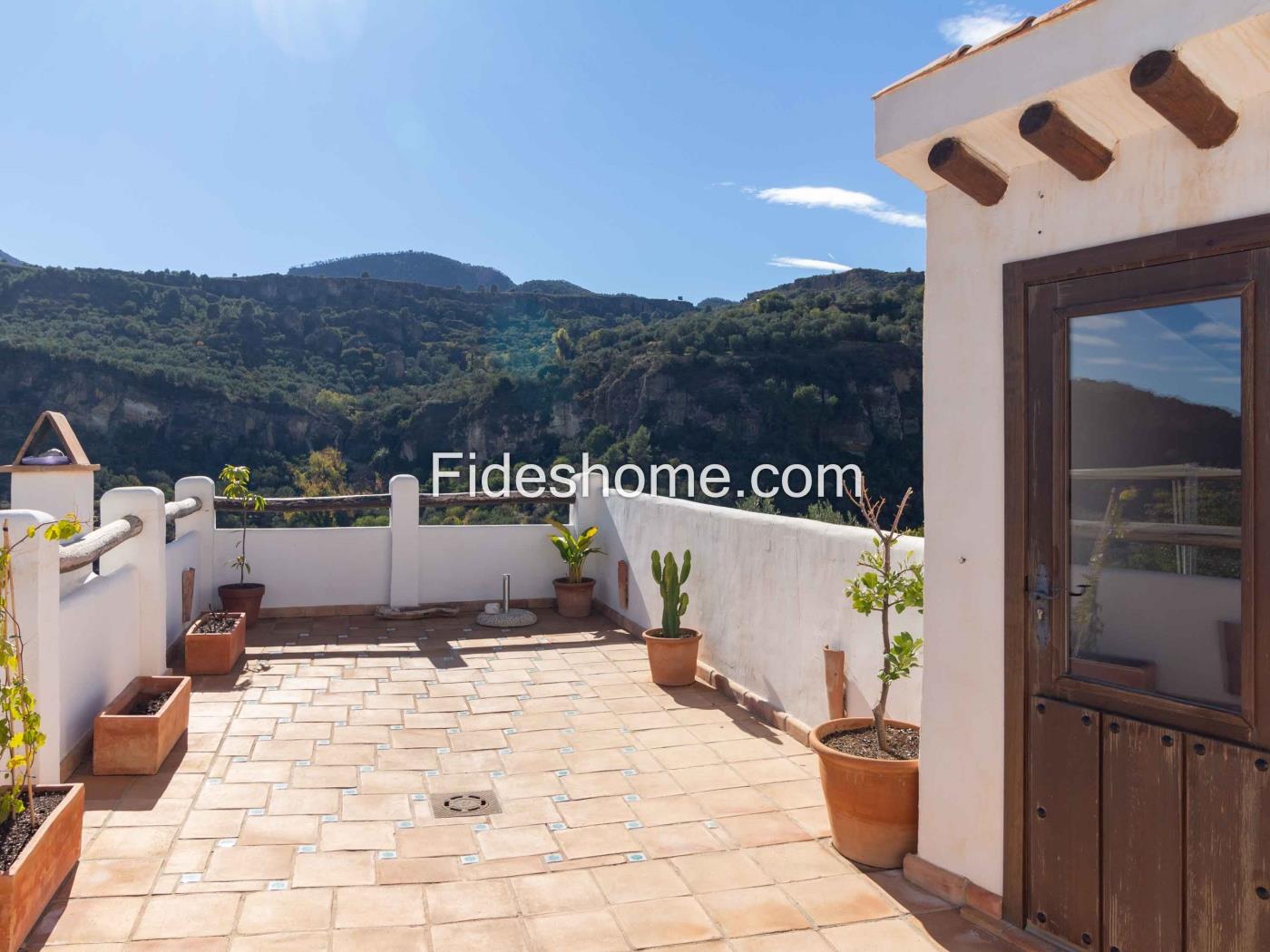 Casa con encanto, terraza y magnificas vistas en Albuñuelas. en Albuñuelas