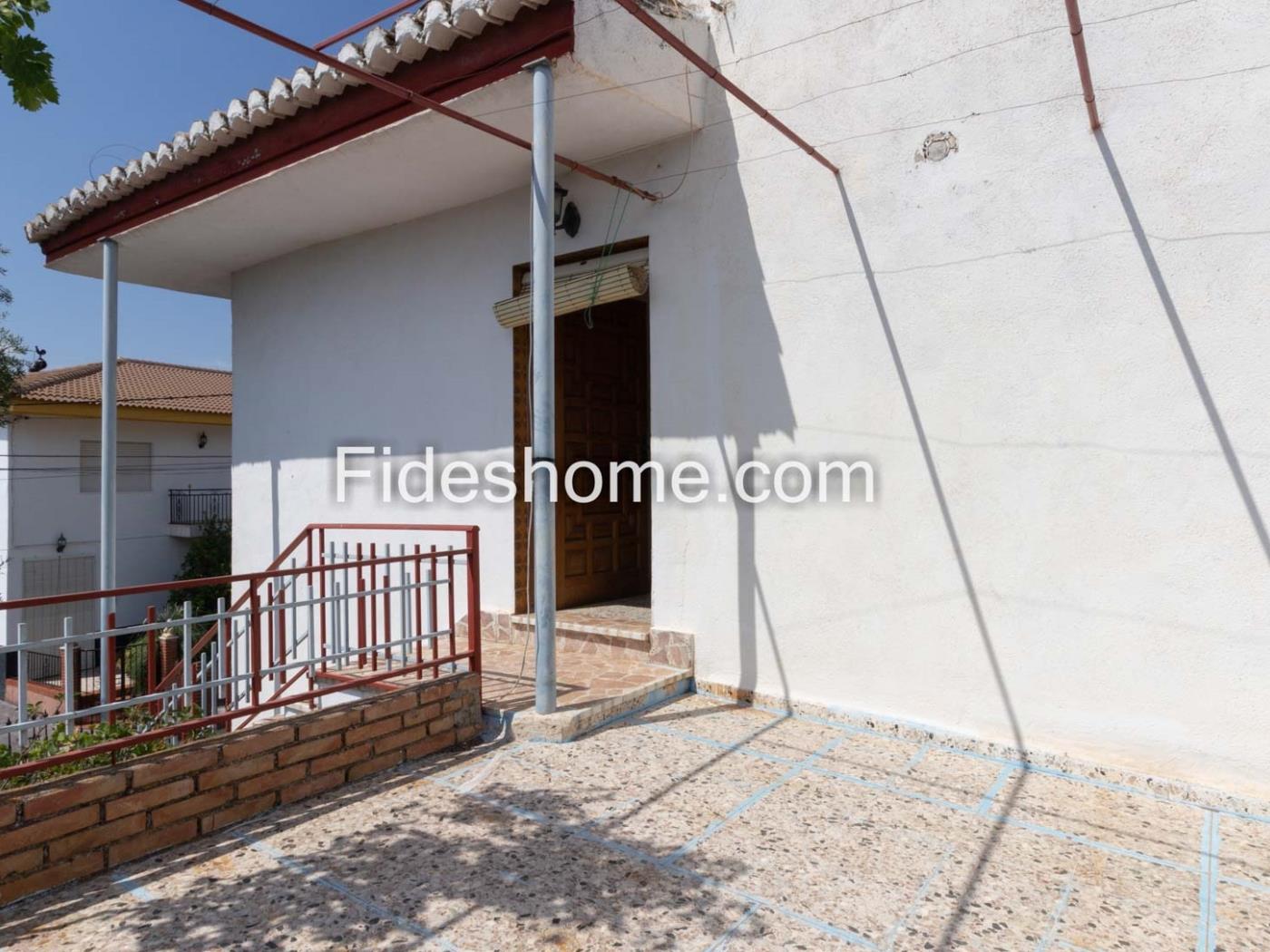 Beautiful house with a large plot and views in Acequias in Acequias