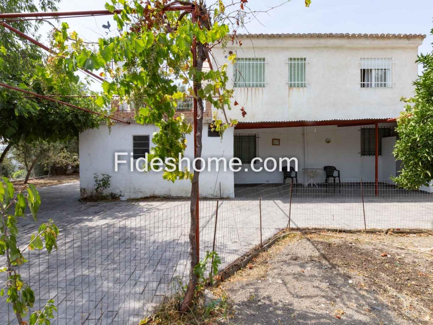Beautiful house with a large plot and views in Acequias in Acequias