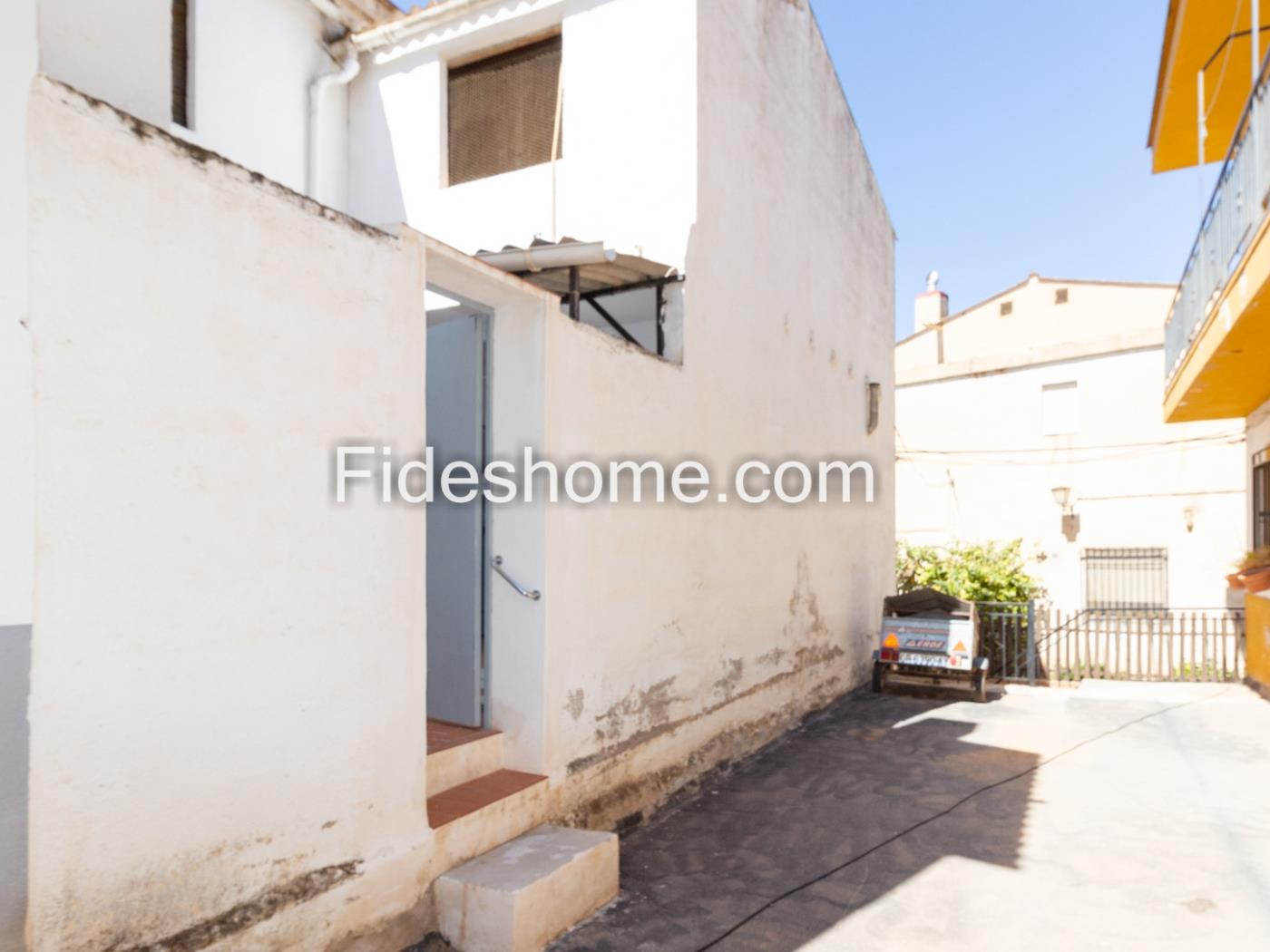 Townhouse with garage, terrace, and views in Albuñuelas. in Albuñuelas