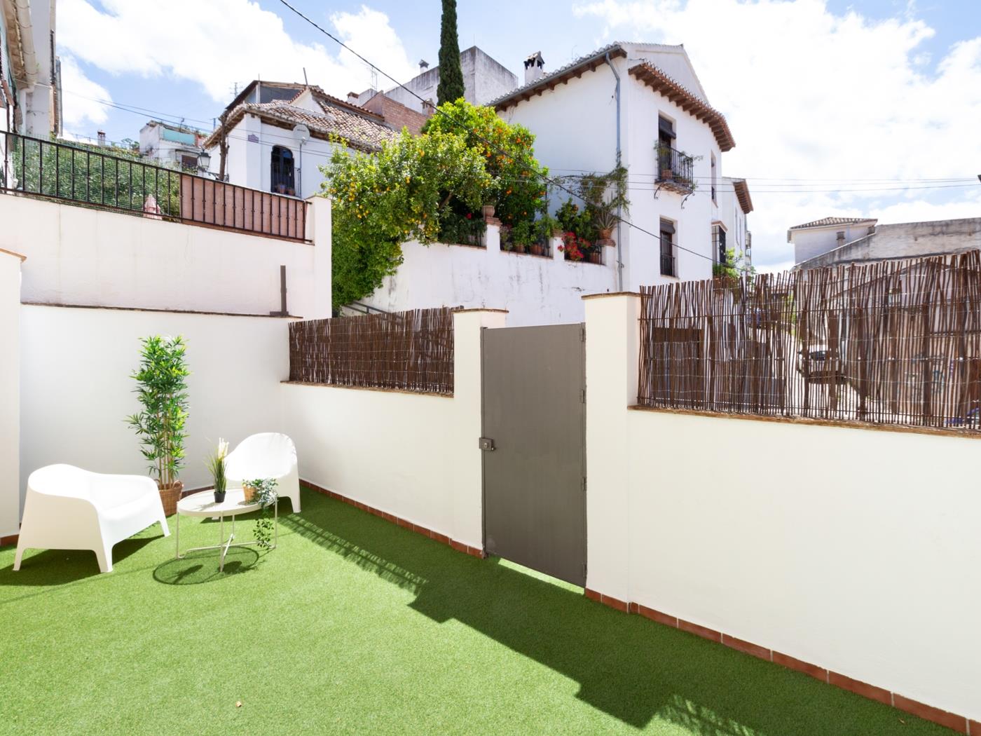 Apto Real Bajo Cartuja. Apartment with private patio and Wi-Fi. in Granada