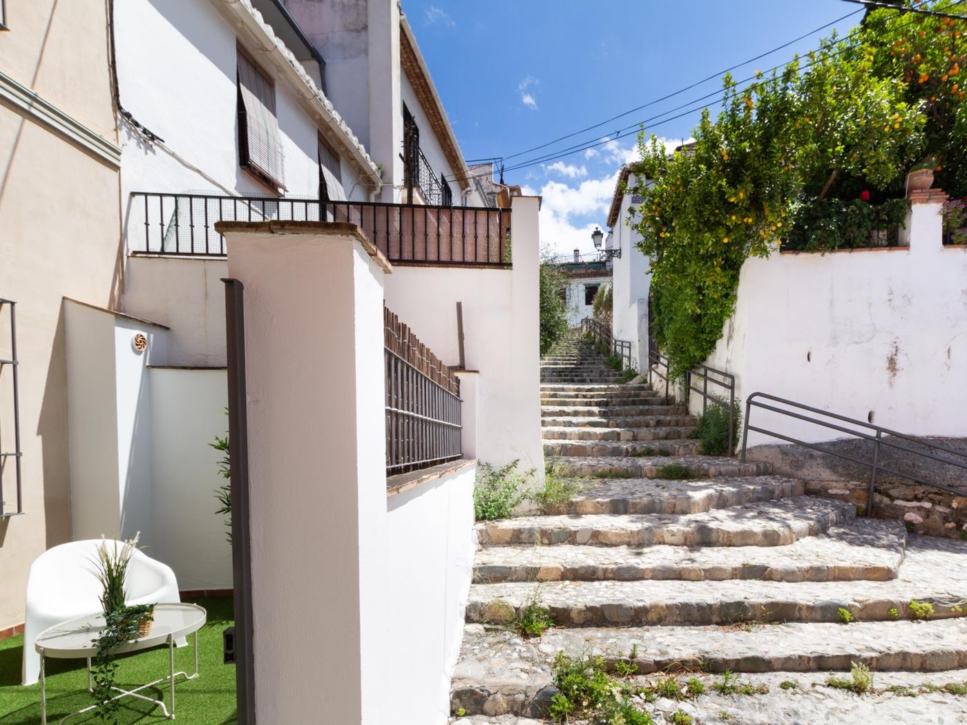Apto Real Bajo Cartuja. Apartamento con patio privado y wifi en Granada