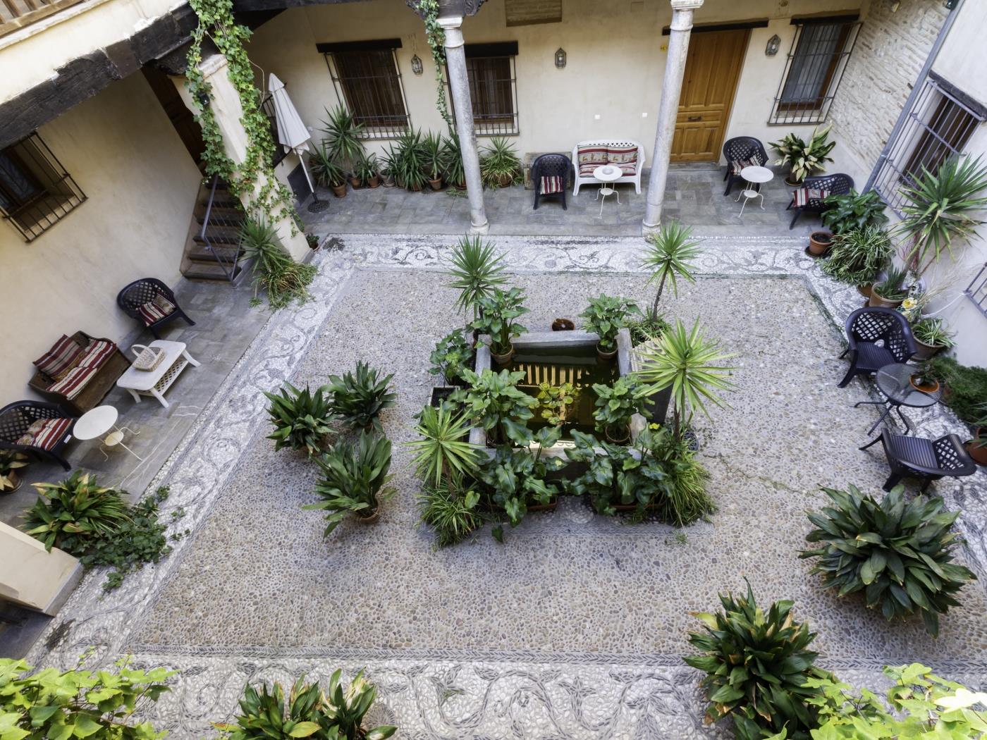 Apto Real Bajo Cartuja. Apartamento con patio privado y wifi en Granada
