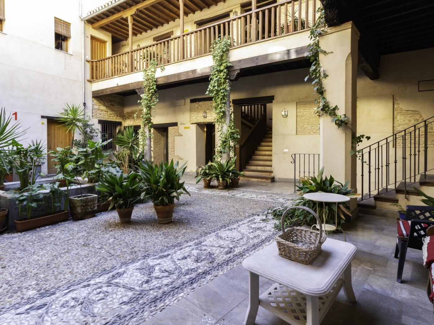 Apto Real Bajo Cartuja. Apartment with private patio and Wi-Fi. in Granada