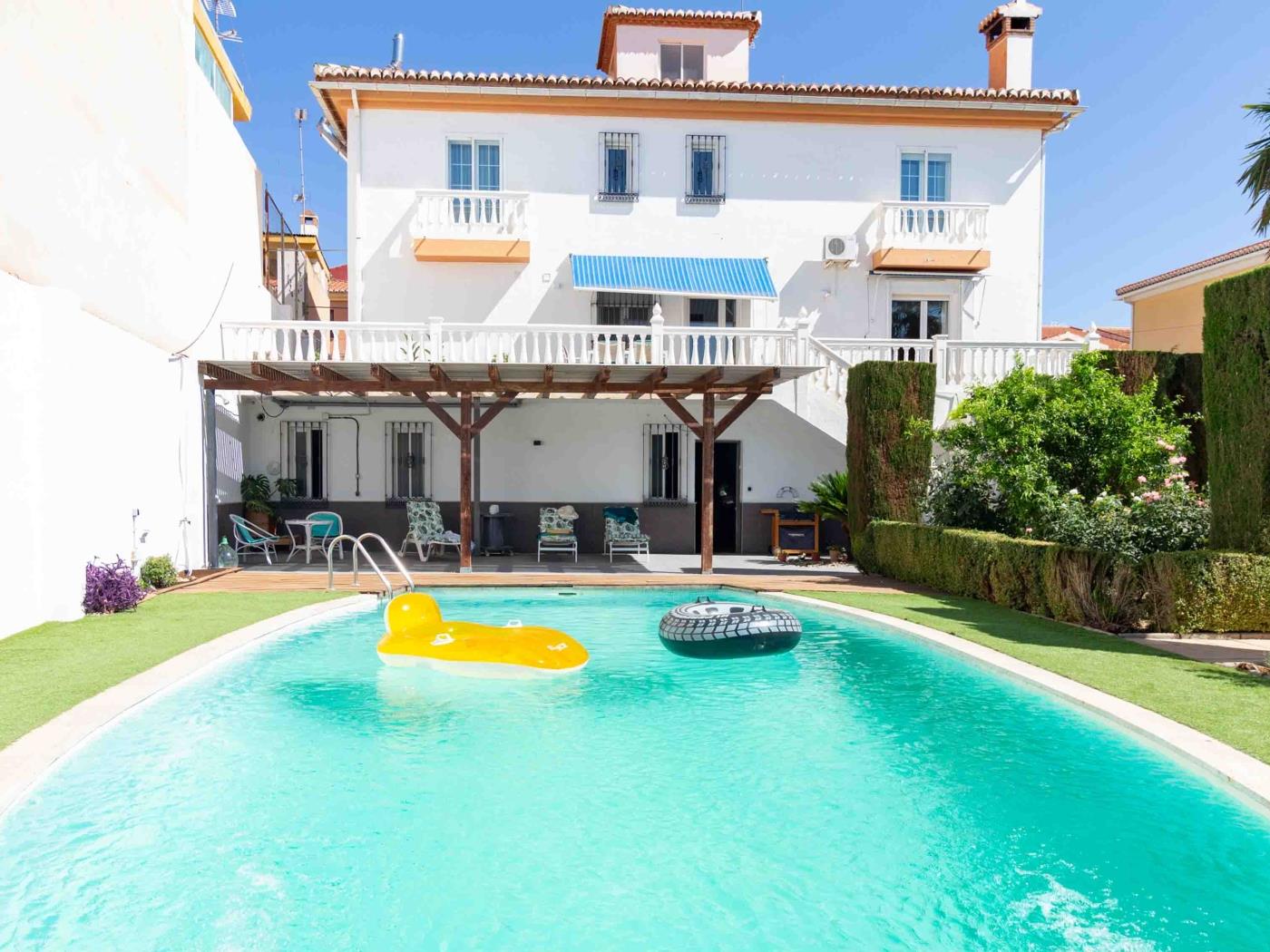 Beautiful house with 5 bedrooms, pool, gardens and wifi in Dúrcal