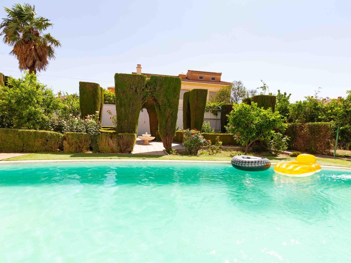 Beautiful house with 5 bedrooms, pool, gardens and wifi in Dúrcal