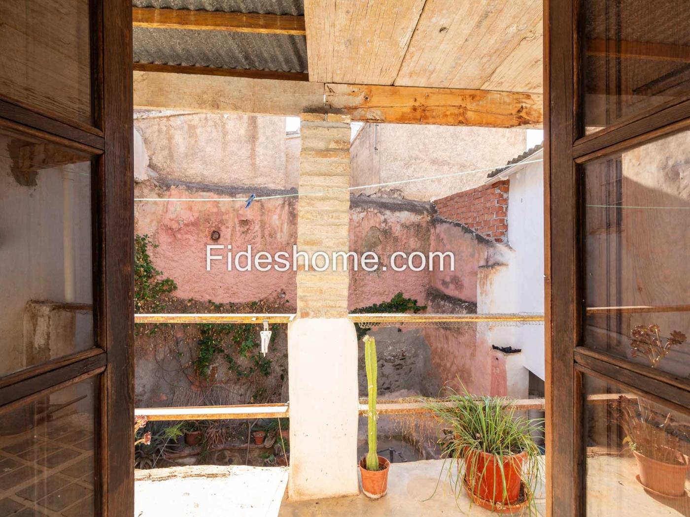 Village house with a charming courtyard in Chite. in Chite
