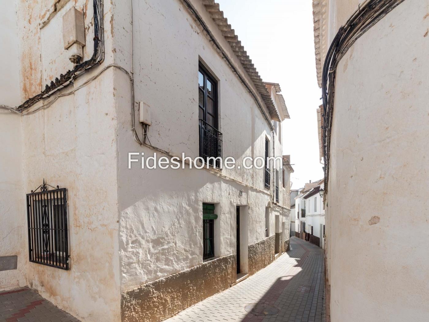 Village house with a charming courtyard in Chite. in Chite