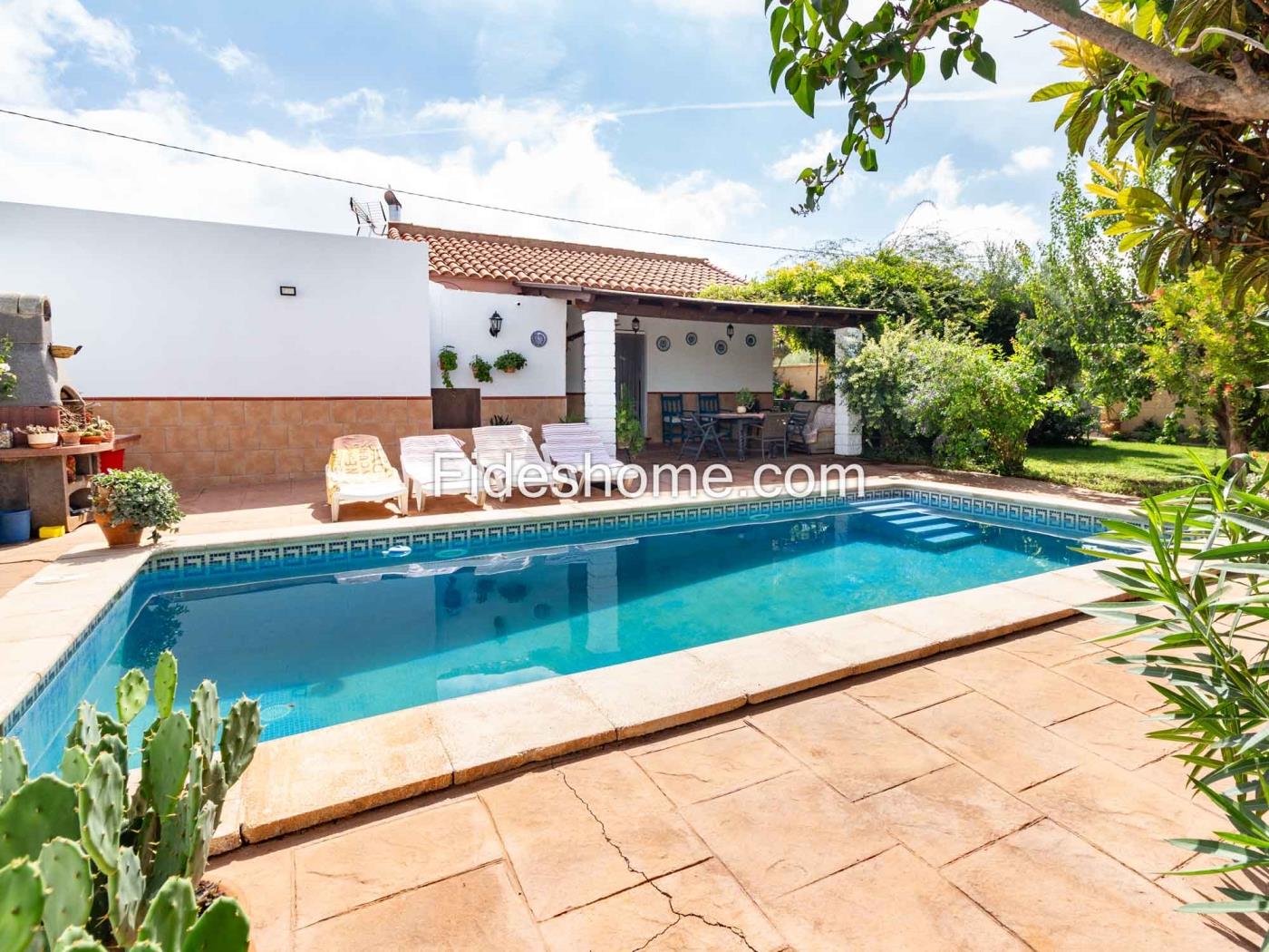 Beautiful country house with 4 bedrooms, pool, and olive grove in Dúrcal. in Dúrcal