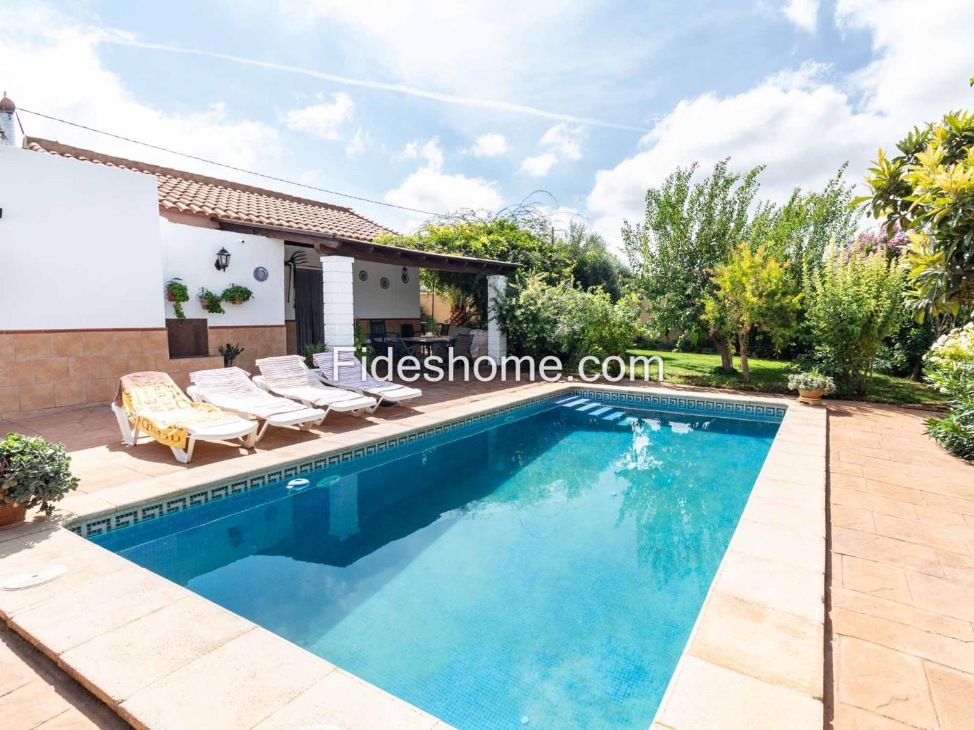 Beautiful country house with 4 bedrooms, pool, and olive grove in Dúrcal. in Dúrcal