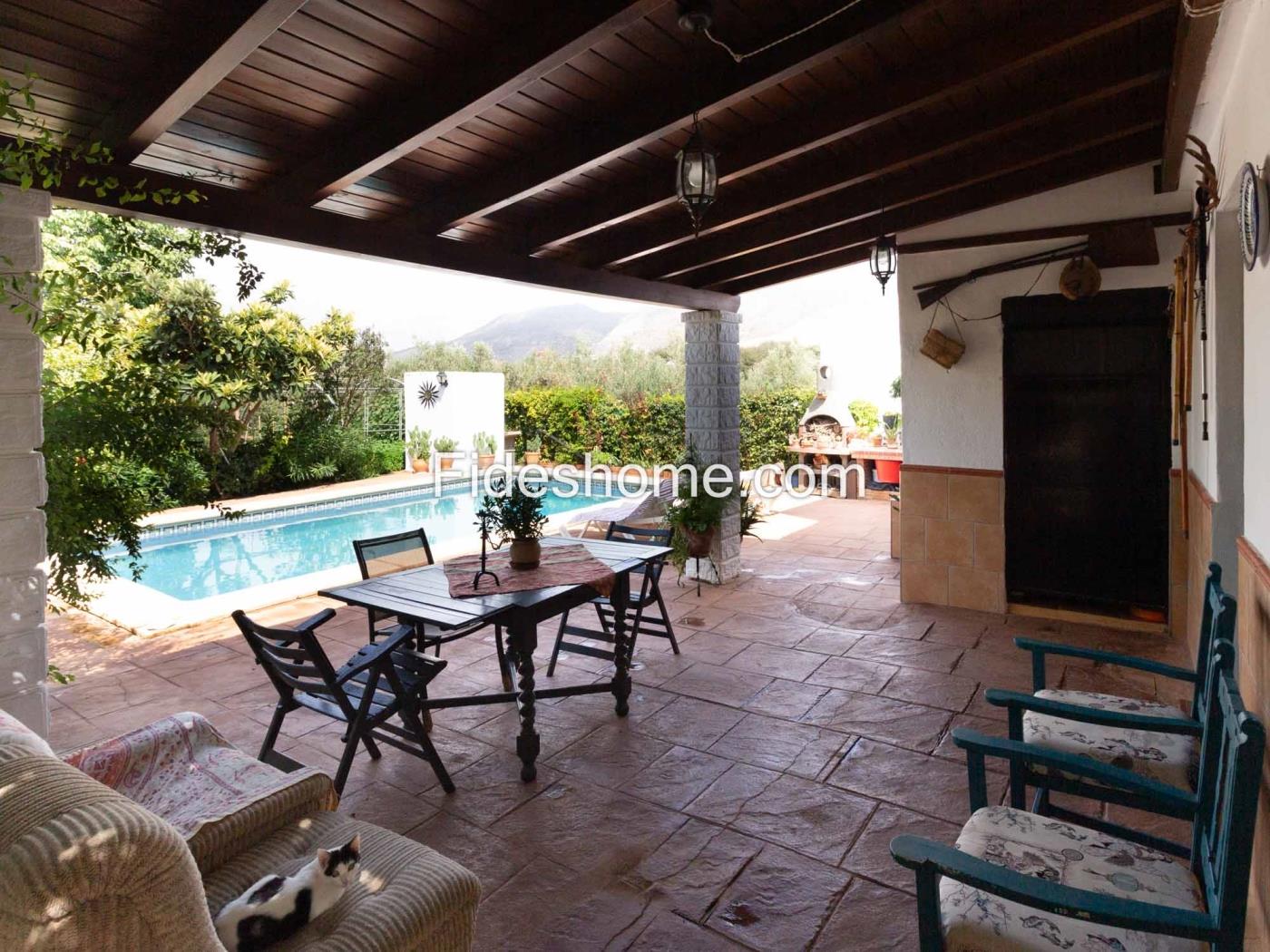 Beautiful country house with 4 bedrooms, pool, and olive grove in Dúrcal. in Dúrcal