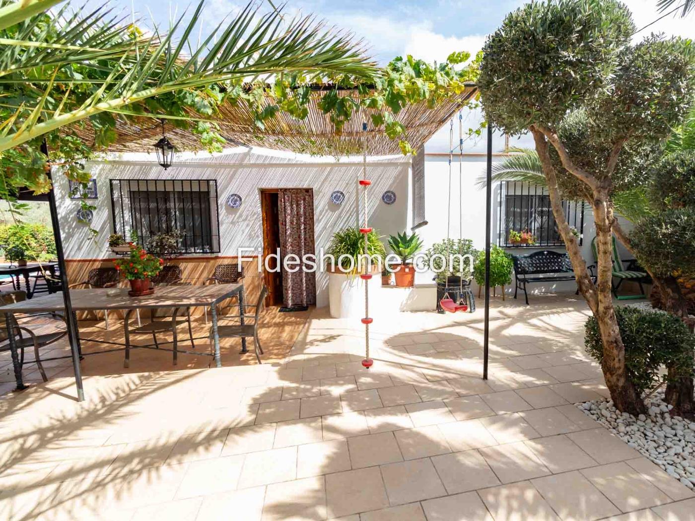 Beautiful country house with 4 bedrooms, pool, and olive grove in Dúrcal. in Dúrcal