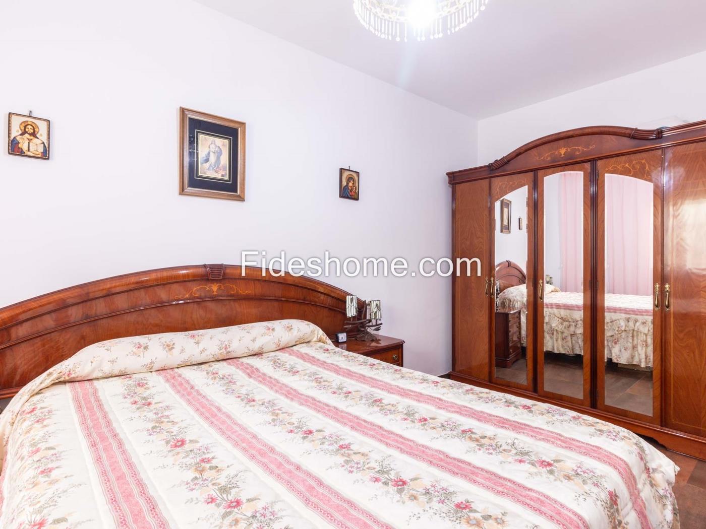 Beautiful country house with 4 bedrooms, pool, and olive grove in Dúrcal. in Dúrcal