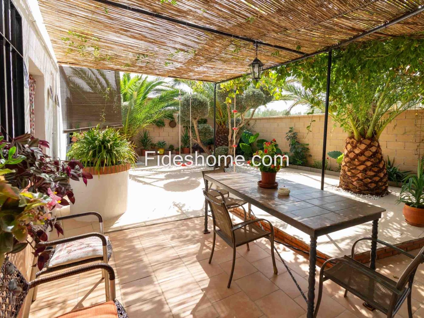 Beautiful country house with 4 bedrooms, pool, and olive grove in Dúrcal. in Dúrcal