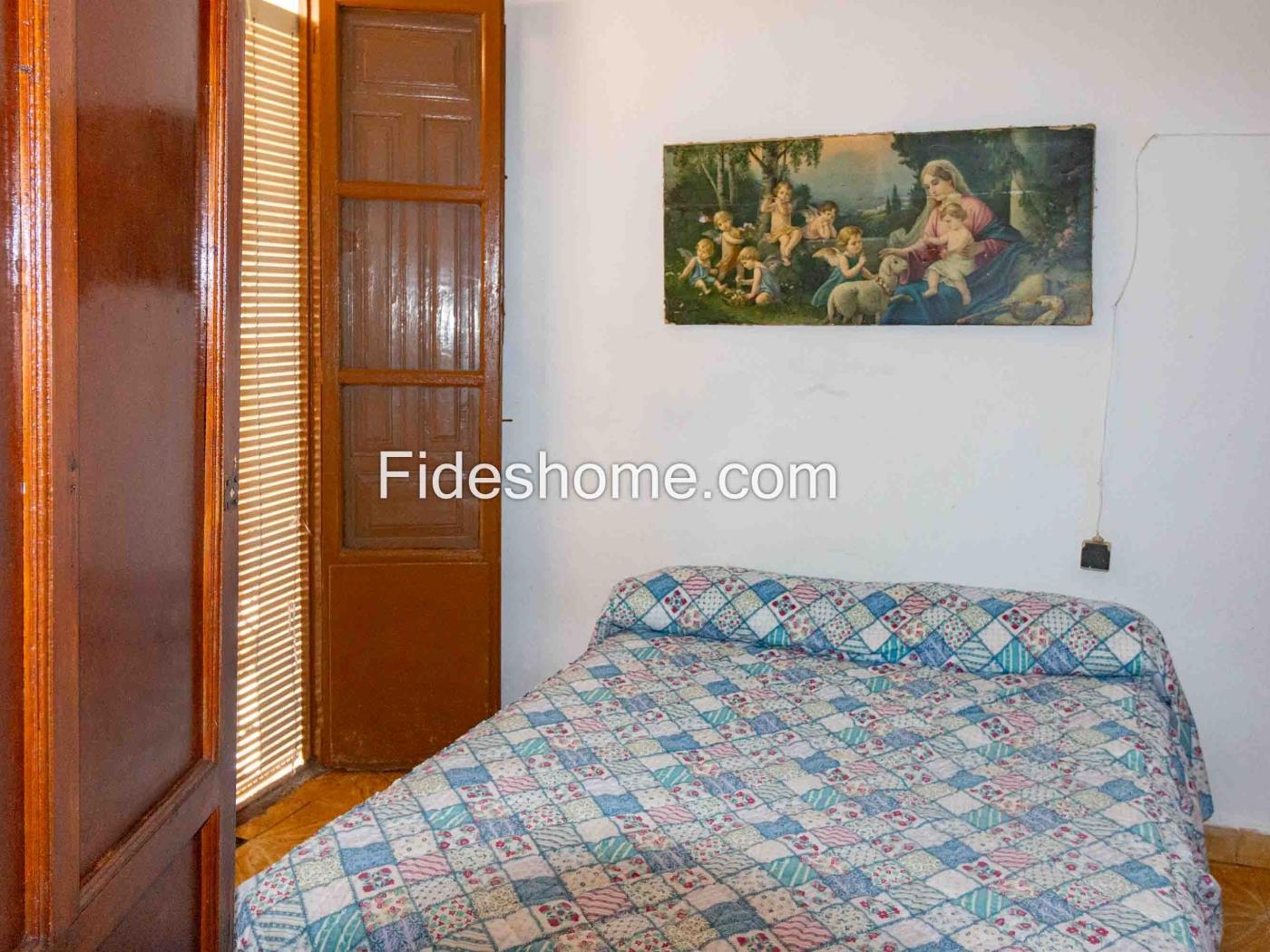 Centrally located townhouse with a spacious garden in Dúrcal in Dúrcal