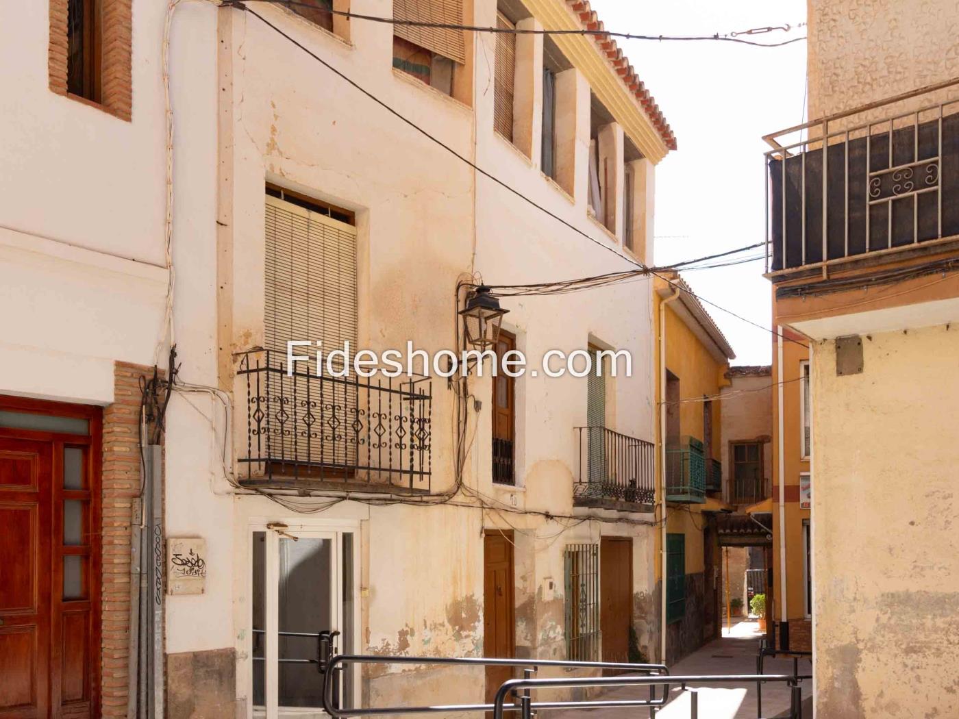 Centrally located townhouse with a spacious garden in Dúrcal in Dúrcal