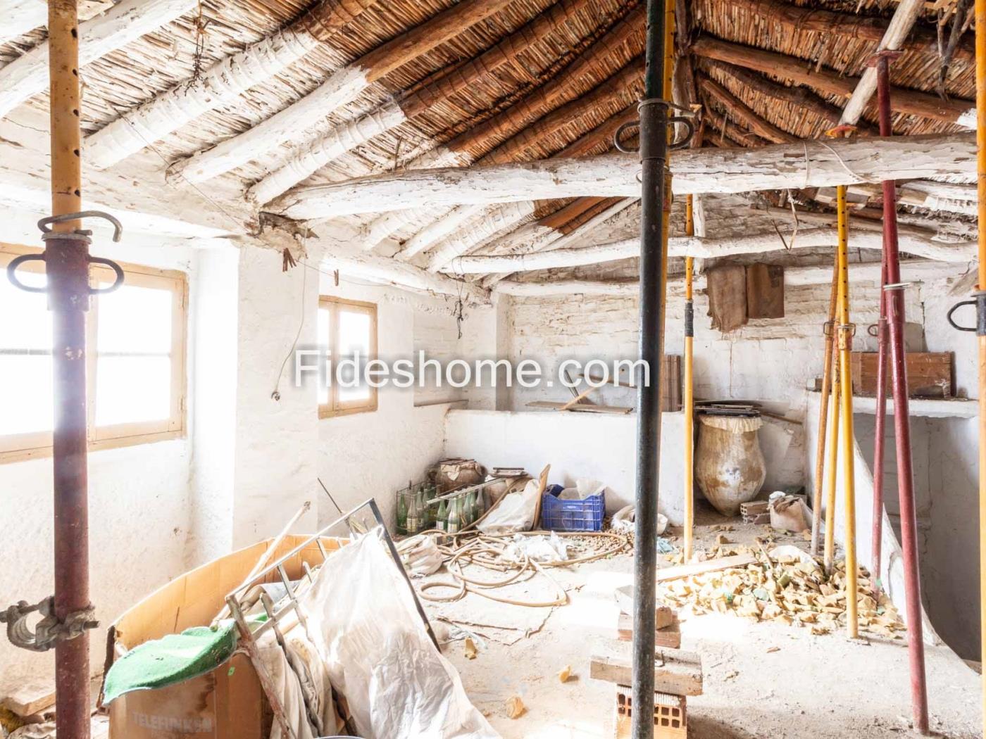Village house to renovate in Saleres in Saleres
