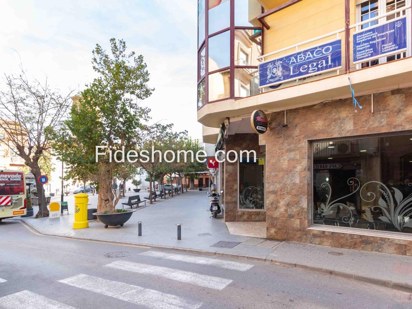 Magnificent commercial space of 735 m2 in the main square of Dúrcal. in Dúrcal