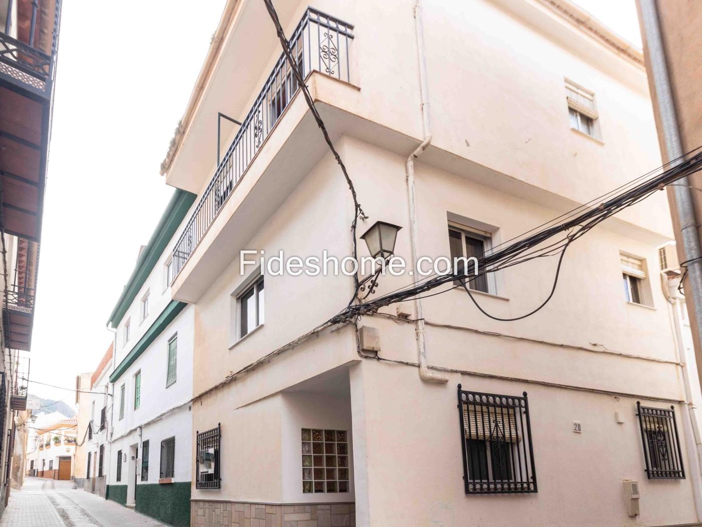 Casa de pueblo con 3 dormitorios, estudio independiente y terraza en Nigüelas