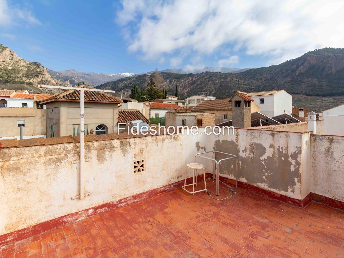 Village house with 3 bedrooms, independent studio and terrace in Nigüelas
