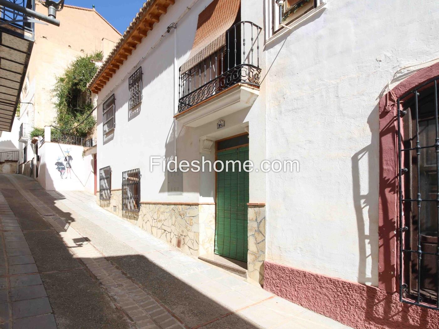 Village house with 4 bedrooms, chimney and store-room in Saleres