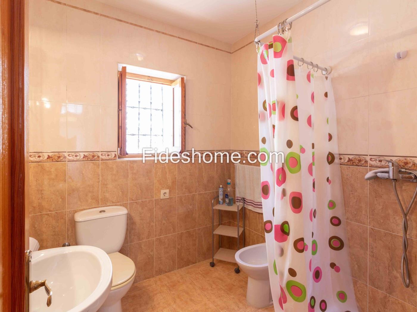 Village house with 4 bedrooms, chimney and store-room in Saleres