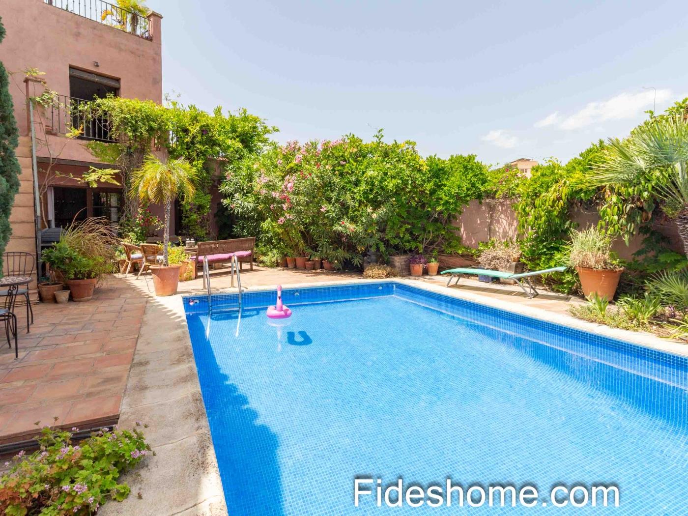 Gran casa de pueblo con piscina, patio/jardín, terrazas y calefacción central en Pinos del Valle