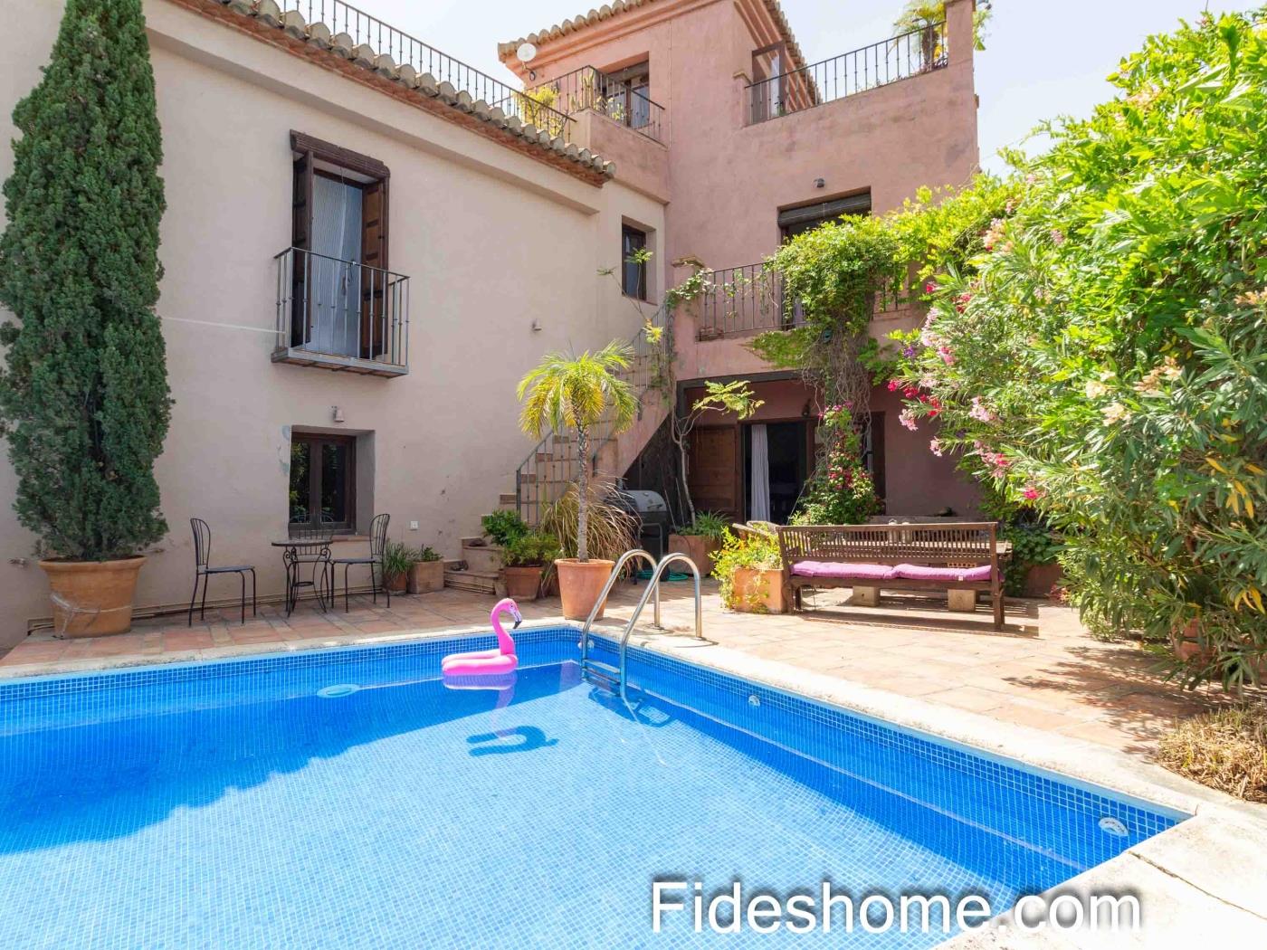 Gran casa de pueblo con piscina, patio/jardín, terrazas y calefacción central en Pinos del Valle