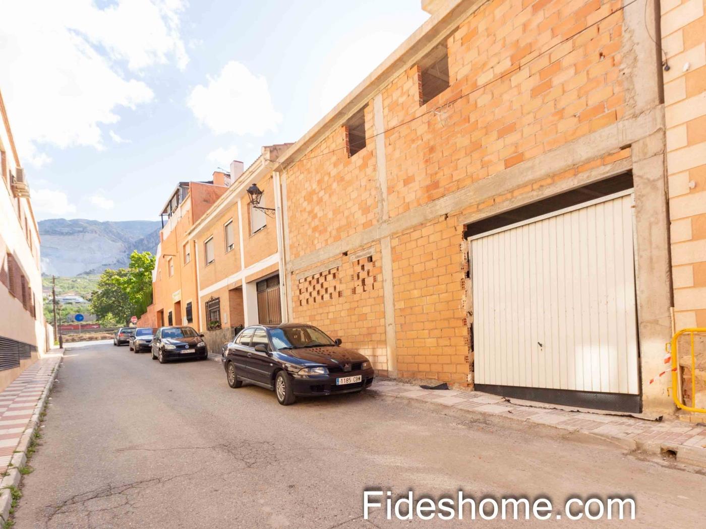 Maison ensoleillée non terminée avec garage, deux étages et grand jardin à Dúrca à Dúrcal