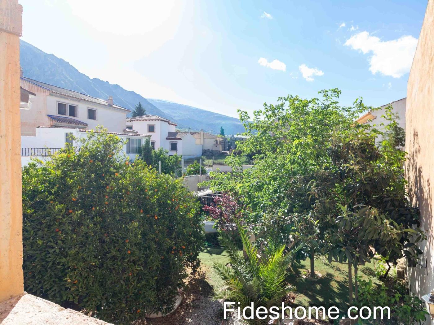 Maison ensoleillée non terminée avec garage, deux étages et grand jardin à Dúrca à Dúrcal