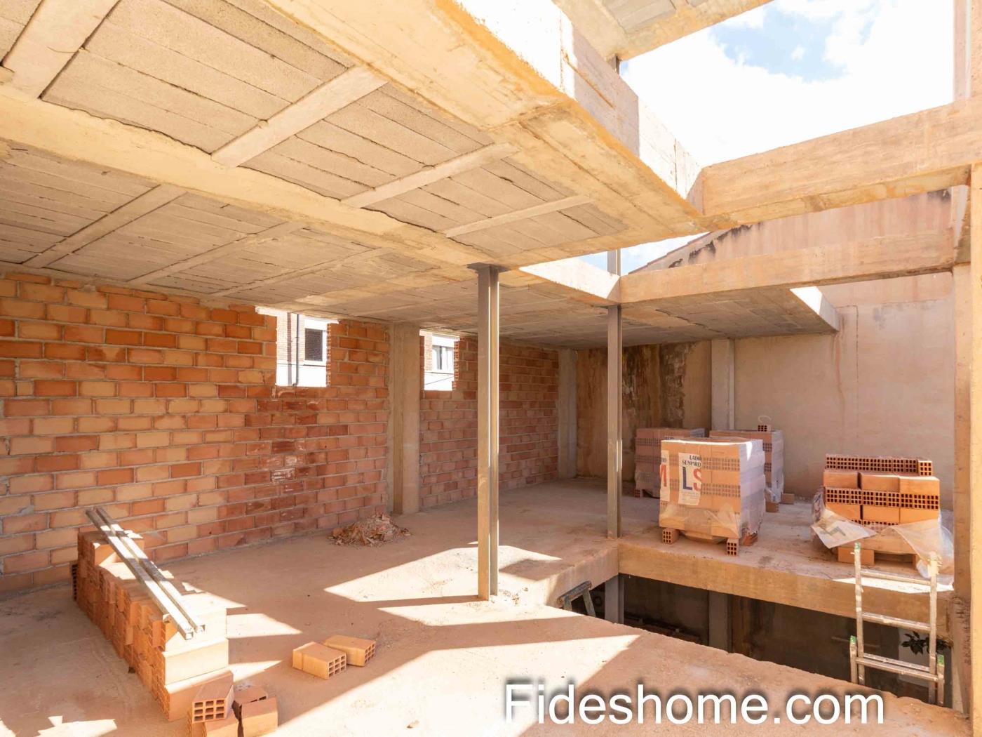 Maison ensoleillée non terminée avec garage, deux étages et grand jardin à Dúrca à Dúrcal