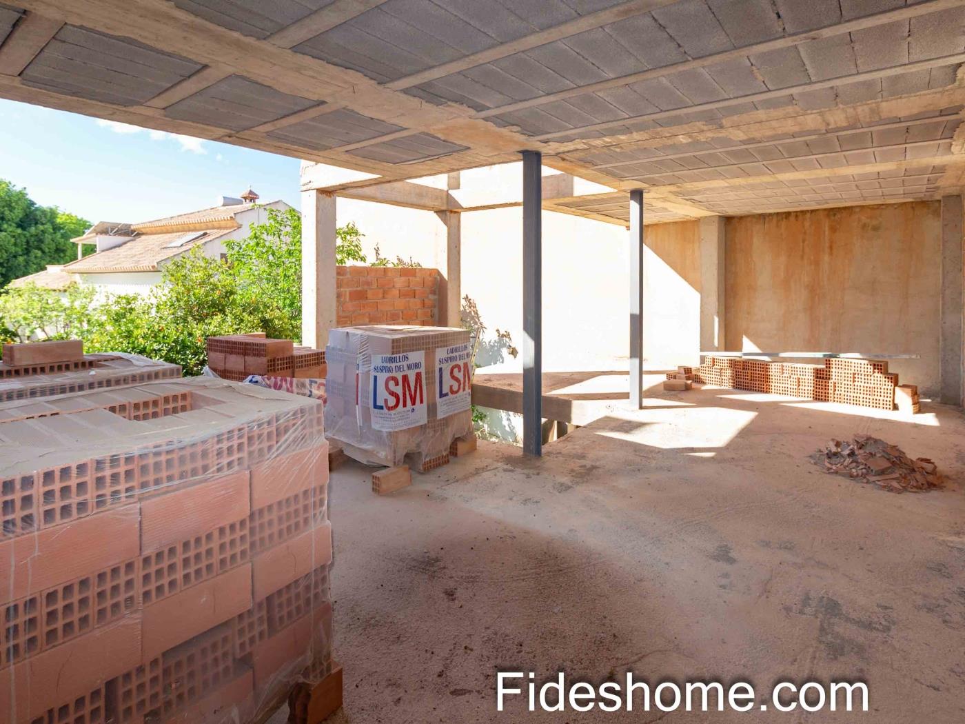 Maison ensoleillée non terminée avec garage, deux étages et grand jardin à Dúrca à Dúrcal