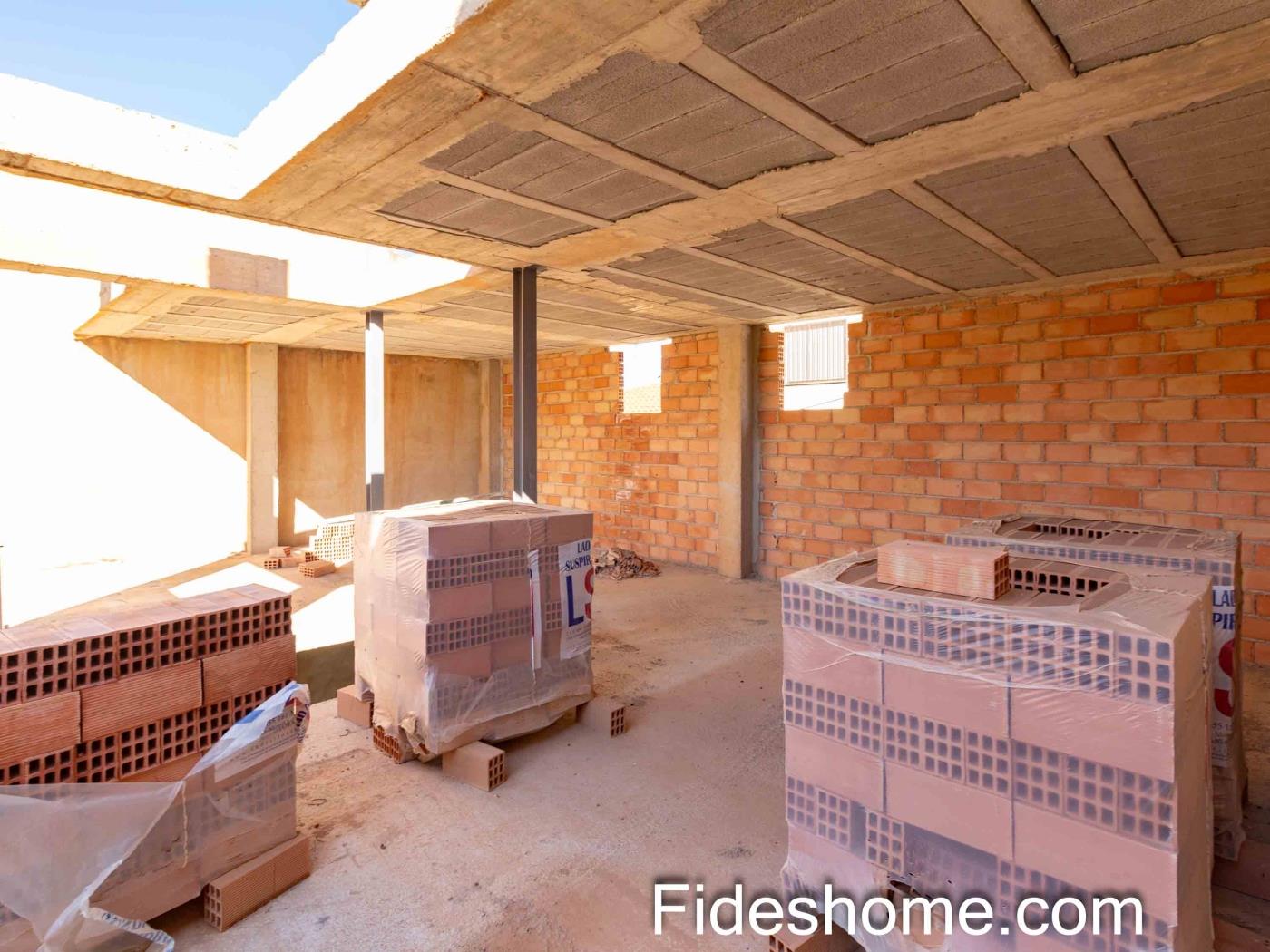 Maison ensoleillée non terminée avec garage, deux étages et grand jardin à Dúrca à Dúrcal