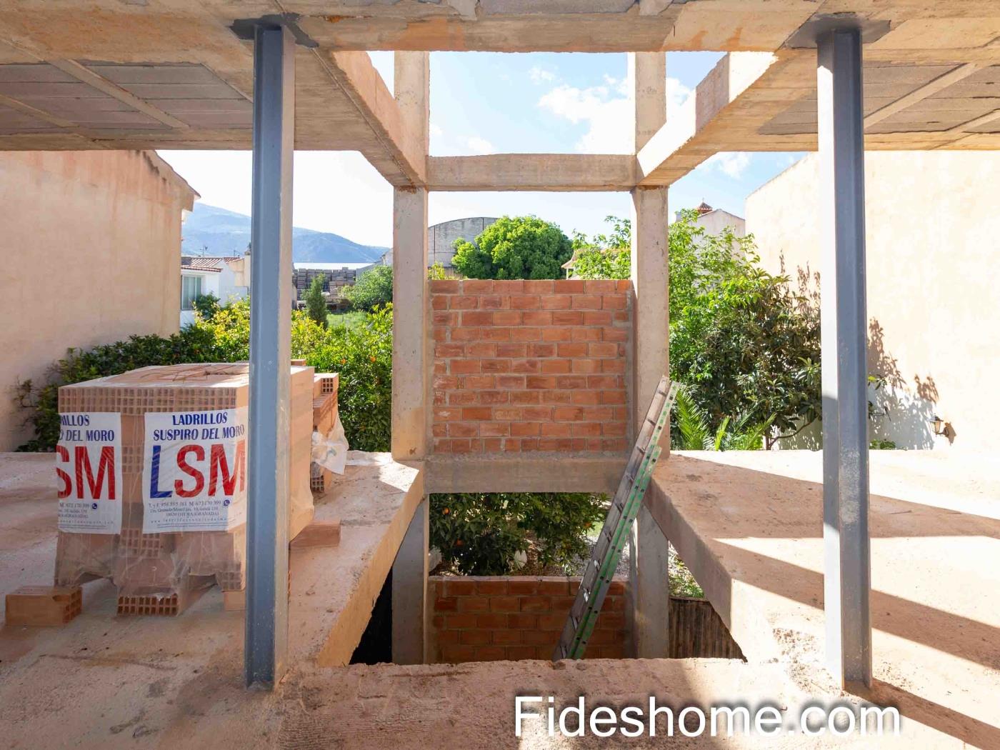 Maison ensoleillée non terminée avec garage, deux étages et grand jardin à Dúrca à Dúrcal