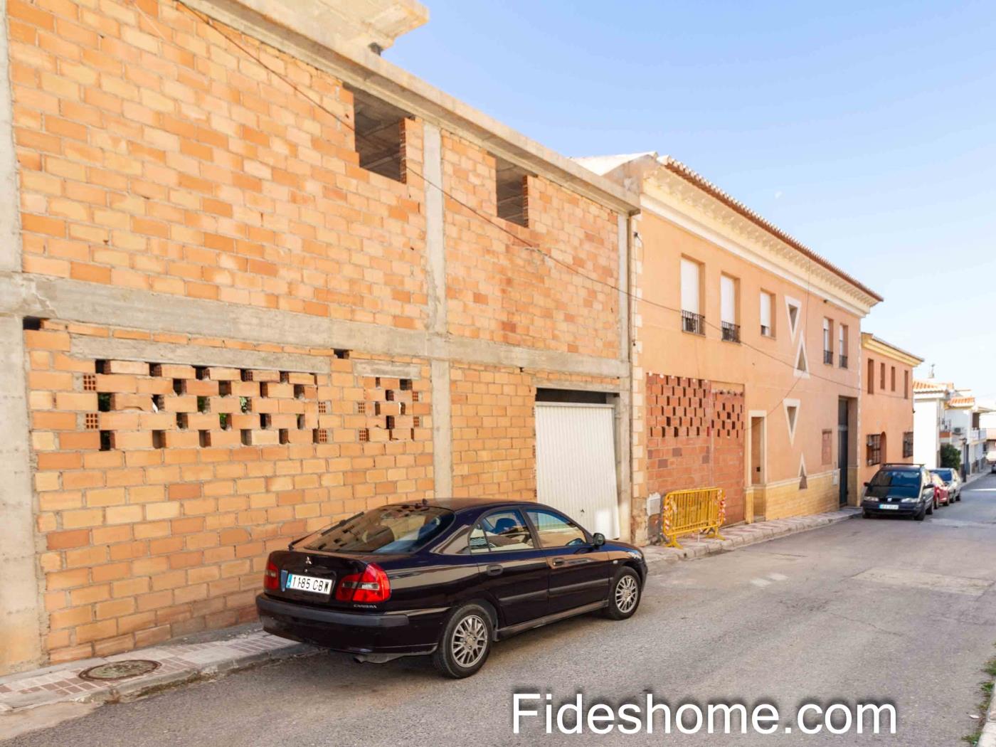 Maison ensoleillée non terminée avec garage, deux étages et grand jardin à Dúrca à Dúrcal