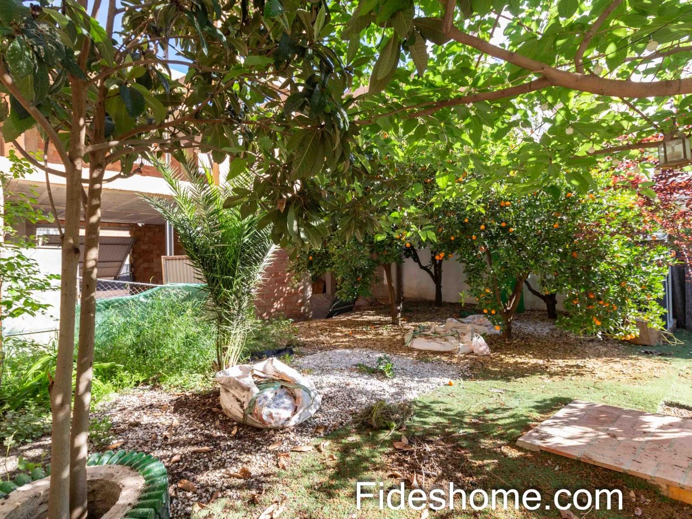 Maison ensoleillée non terminée avec garage, deux étages et grand jardin à Dúrca à Dúrcal