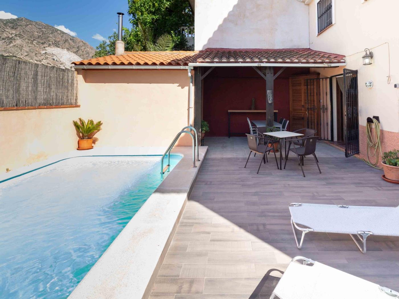 House with barbecue and pool in Dúrcal