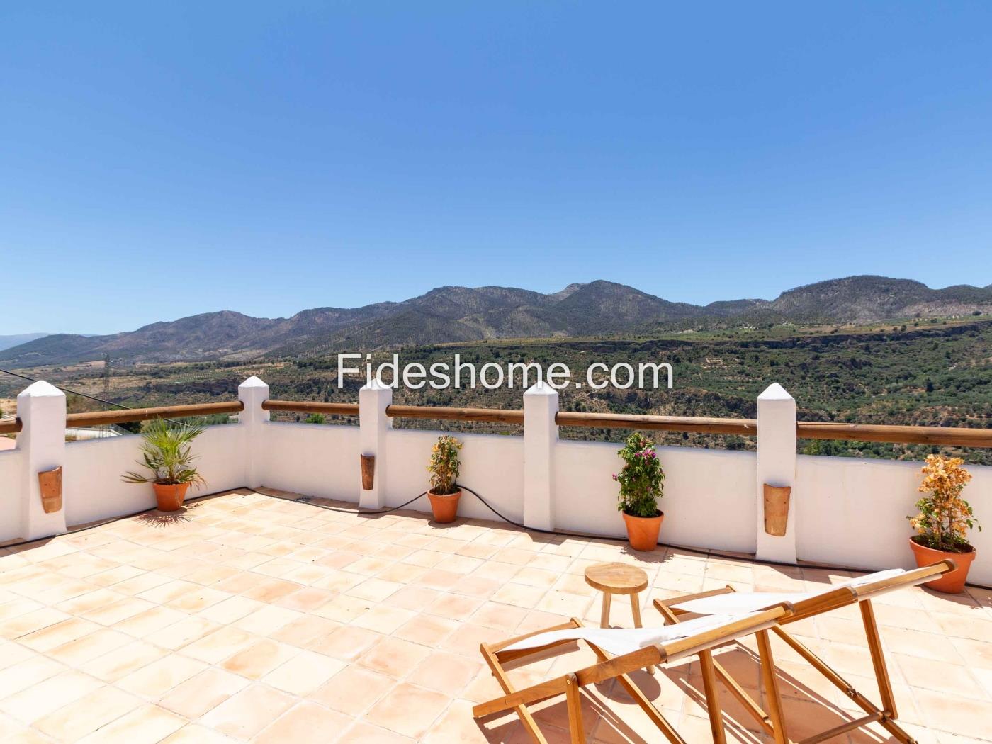 Casa con encanto, terraza y magníficas vistas en Albuñuelas