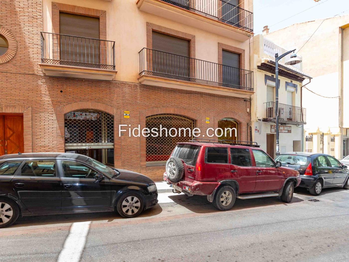 Magnifiziöses Geschäftslokal am Hauptplatz von Dúr in Dúrcal