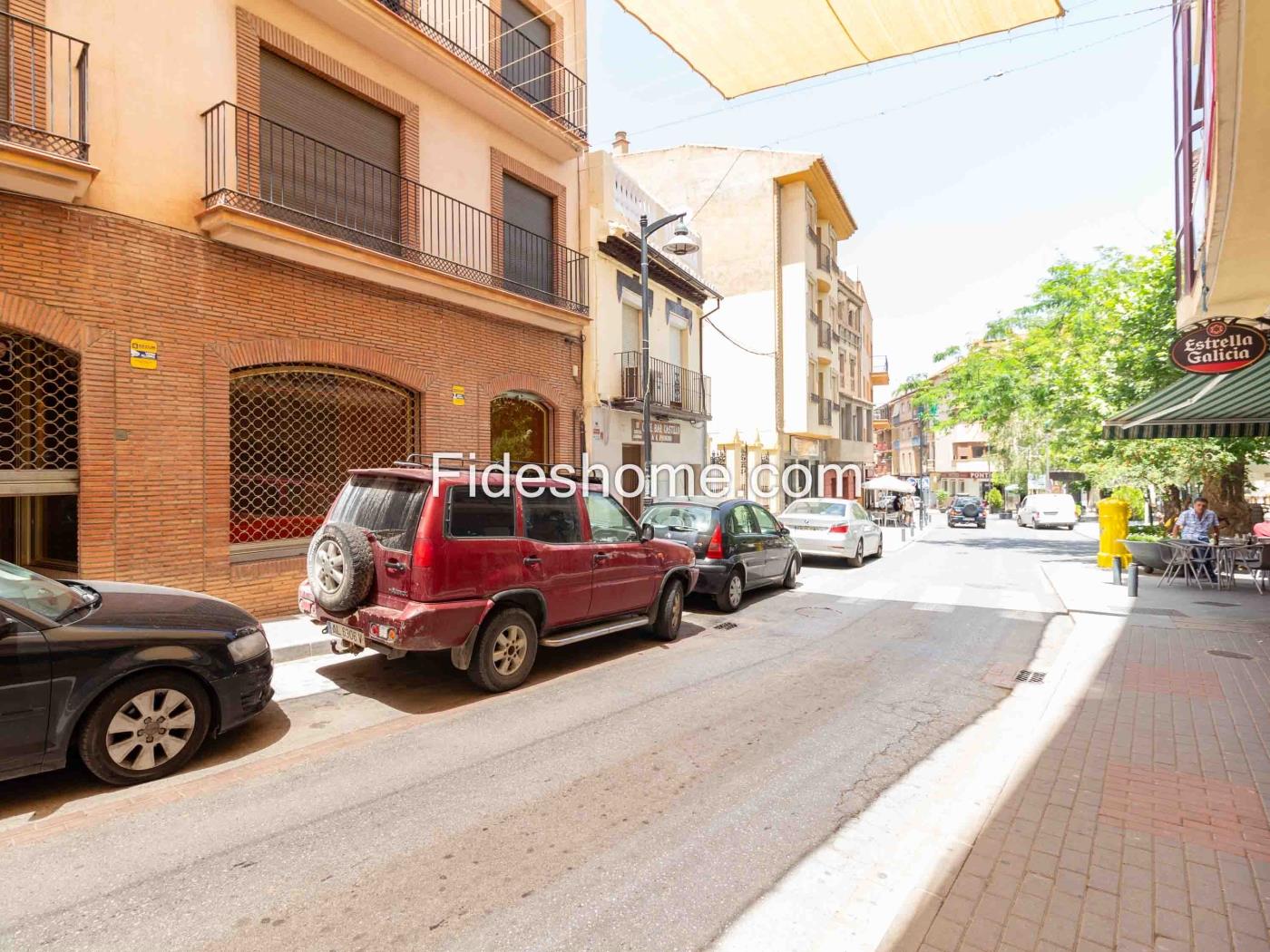 Magnifiziöses Geschäftslokal am Hauptplatz von Dúr in Dúrcal