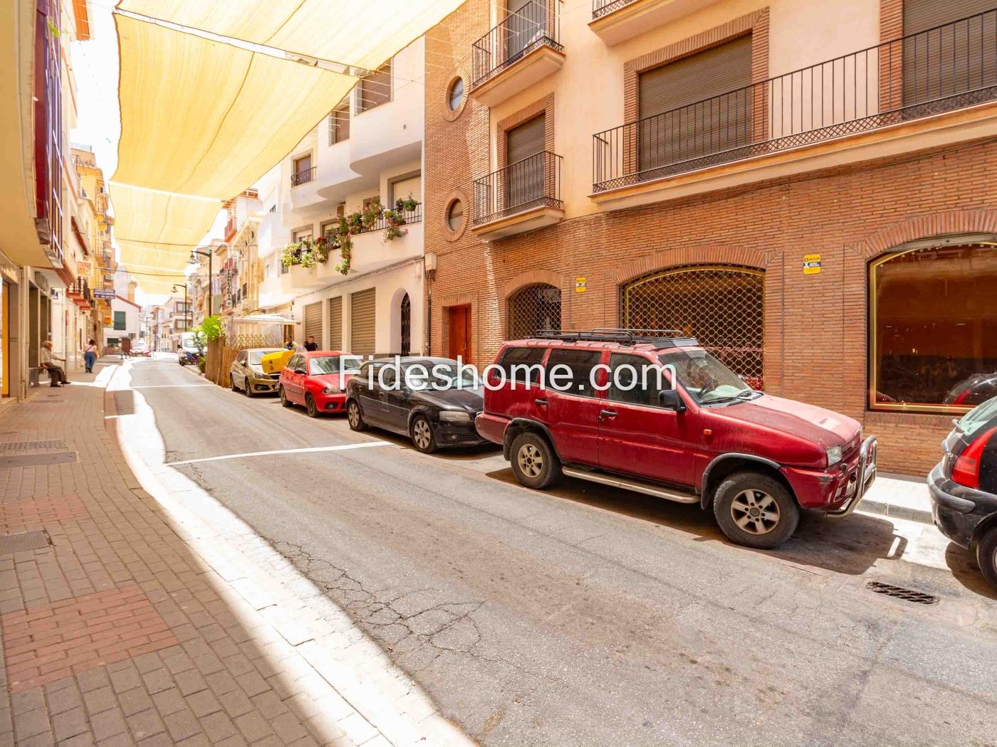 Magnifiziöses Geschäftslokal am Hauptplatz von Dúr in Dúrcal