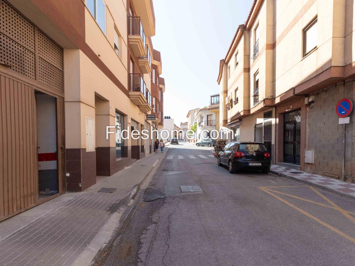 Plaza de garaje para coche mediano, en Dúrcal en Dúrcal