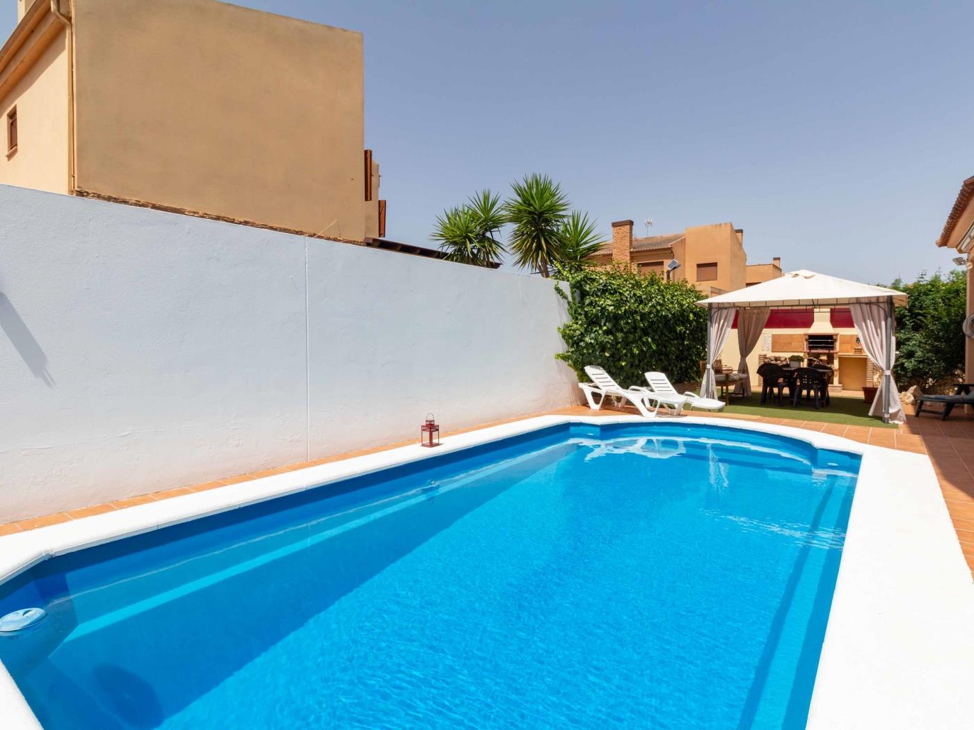 Encantadora casa con piscina y zona de barbacoa en Dúrcal