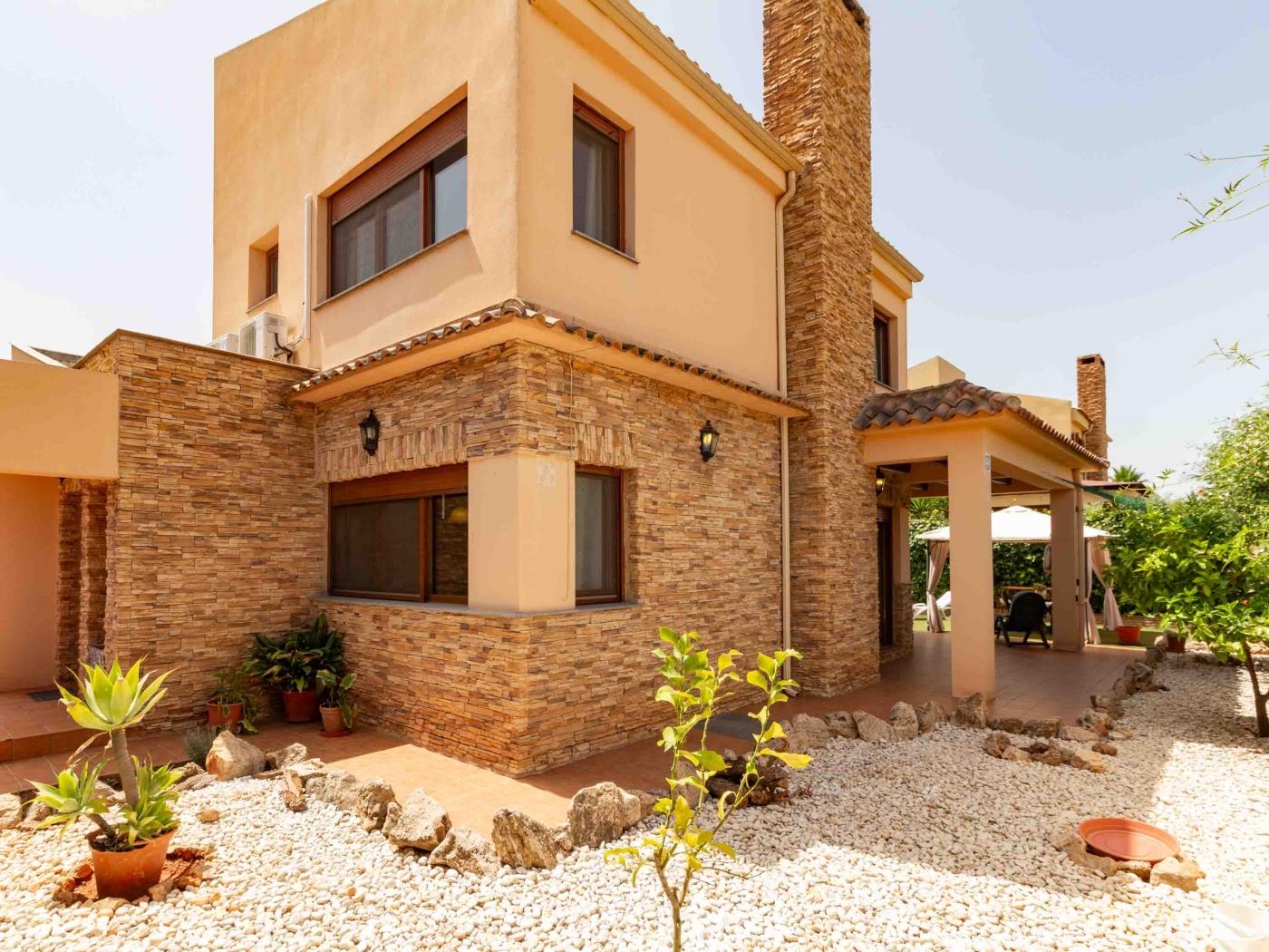 Encantadora casa con piscina y zona de barbacoa en Dúrcal