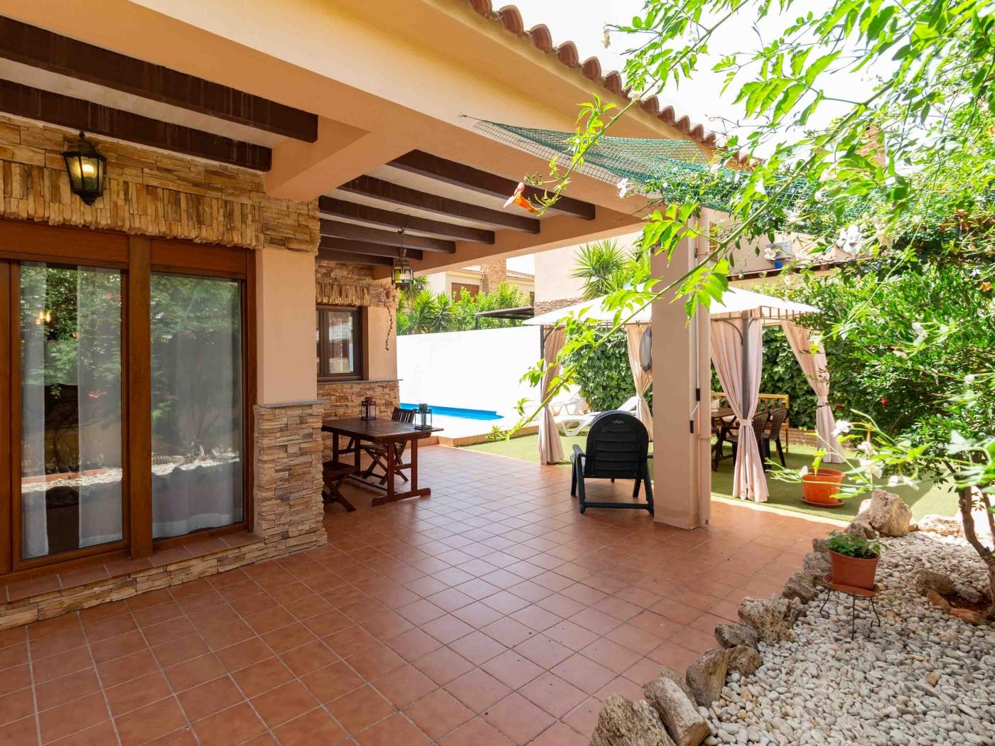 Encantadora casa con piscina y zona de barbacoa en Dúrcal